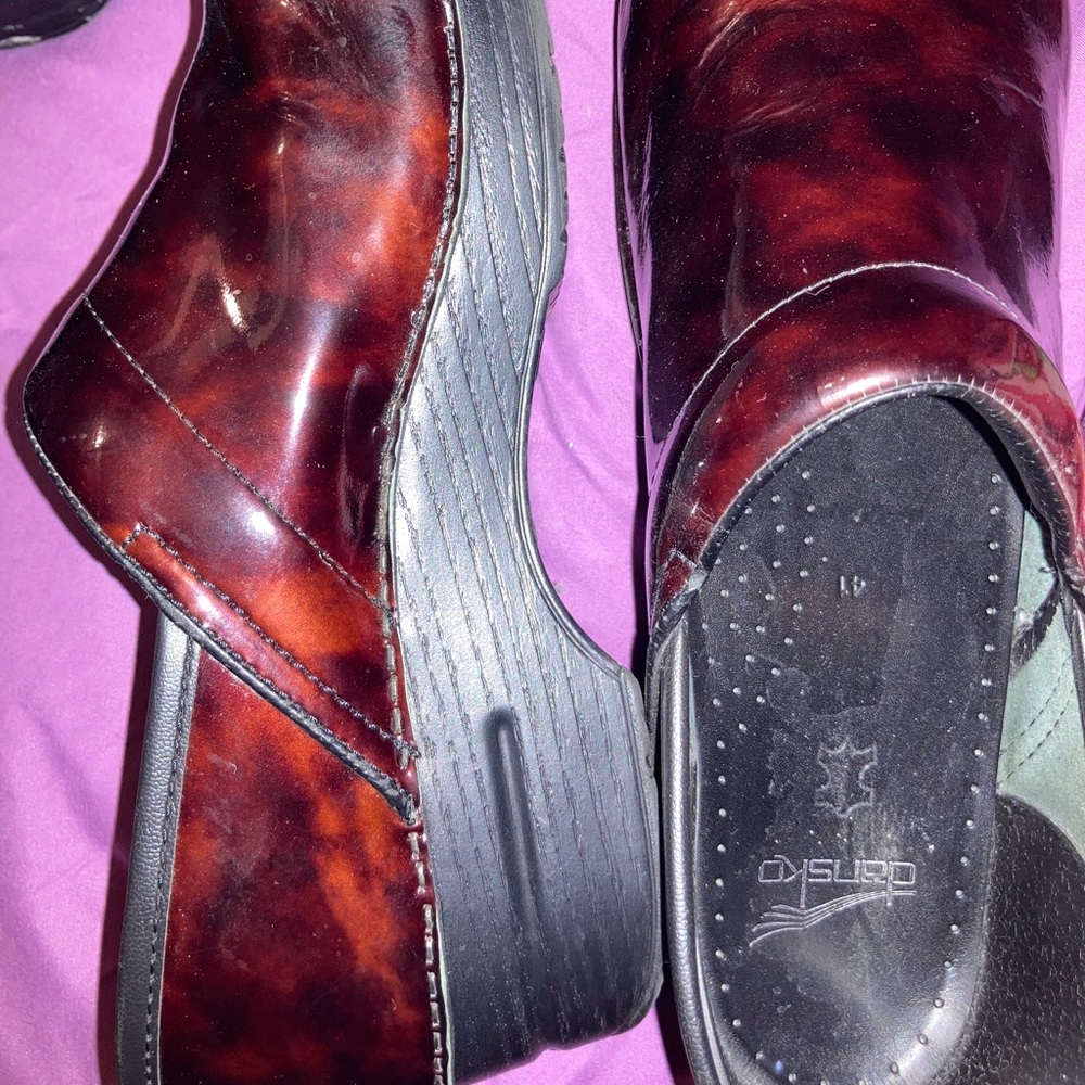 Paten leather swirl brown dansko clogs